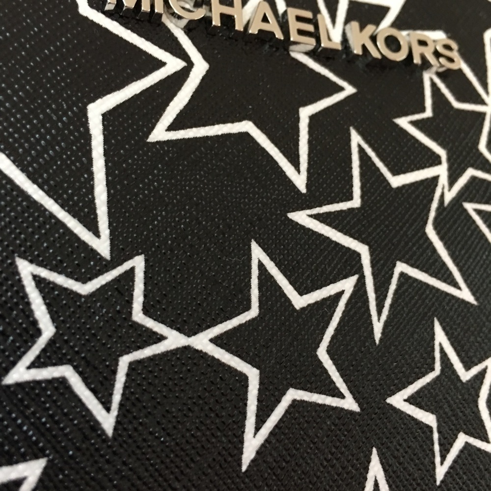 LAST ONE NWT Michael Kors Giftables LG Zip Clutch - Picture 3 of 8